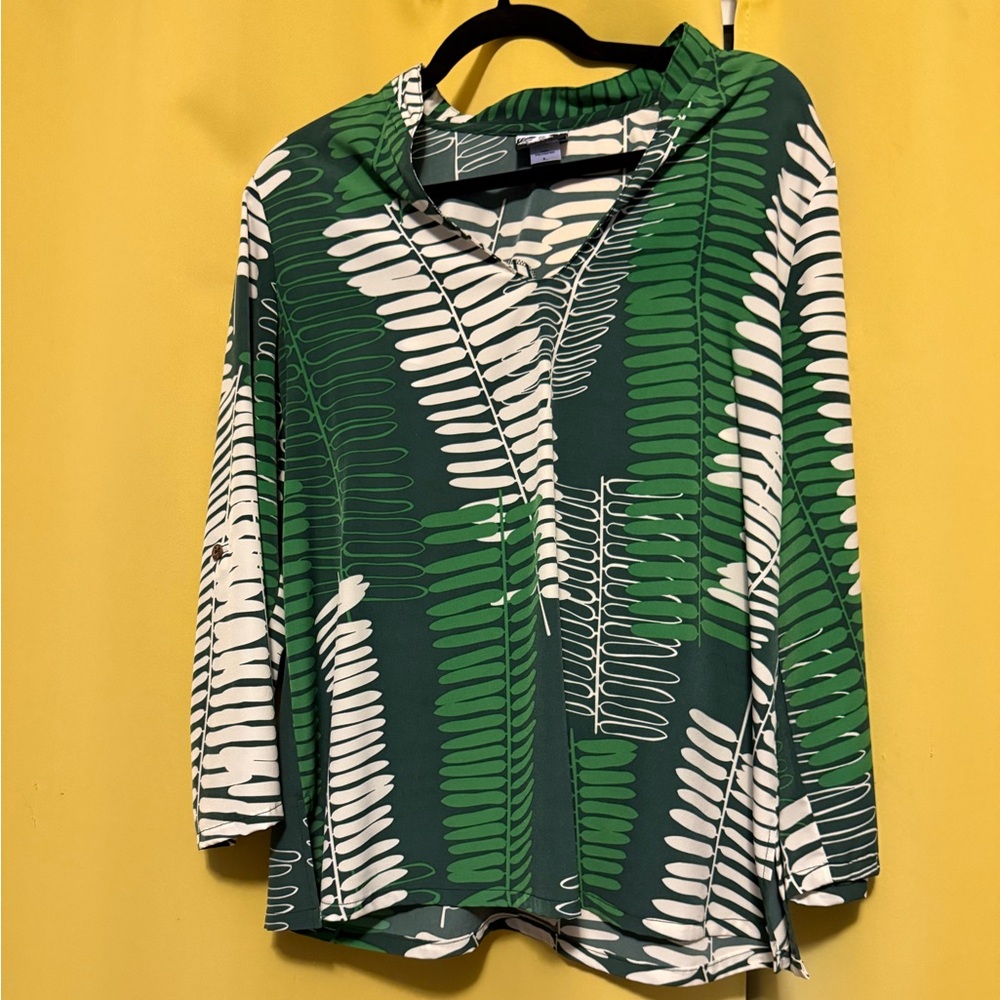 Manuhealii Leaf Print Top in Green and White